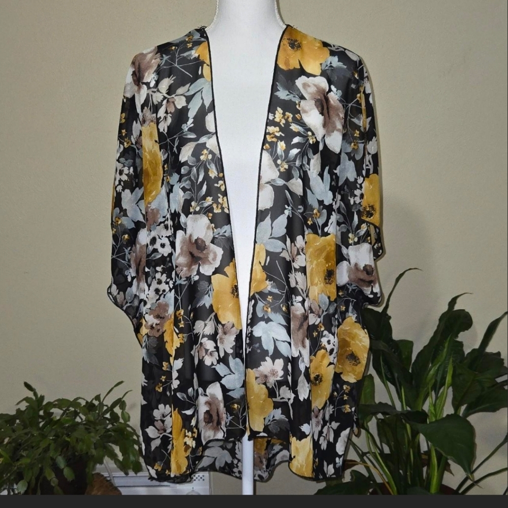 Emory Park Kimono. EUC. Size Medium. Black Floral Lightweight Fabric.